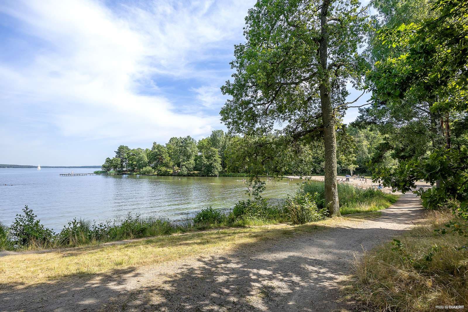 Vandringled/promenadstig precis intill Mälaren och naturen
