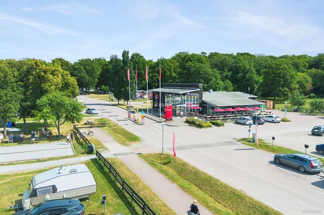 Drönarbild över receptionen och huvudbyggnaden på Västerås Mälaren