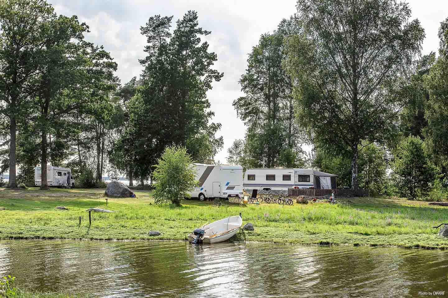 Campingplats i mysigt område med sjöutsikt på First Camp Ekudden - Mariestad