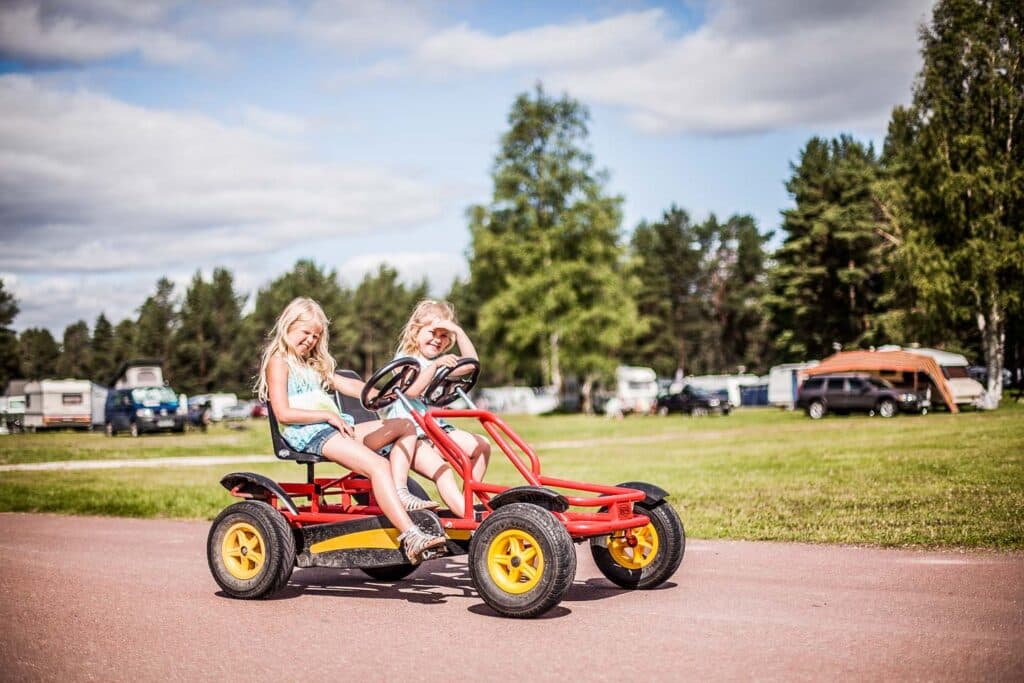 Dalarnas bästa campingar - trampbil på Moraparken i Dalarna