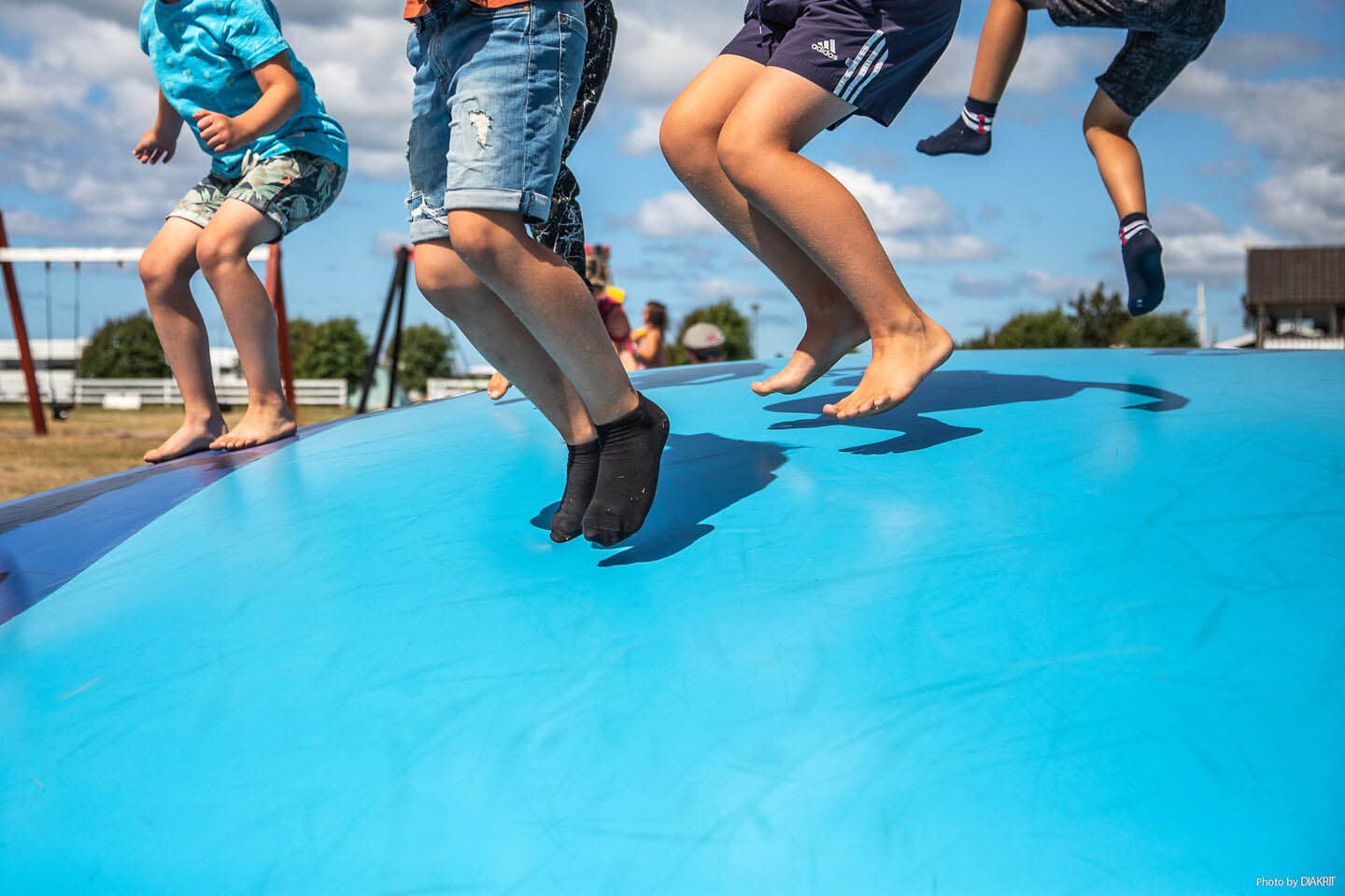 Barn som leker i Sommarparken i Beitostølen med olika aktiviteter
