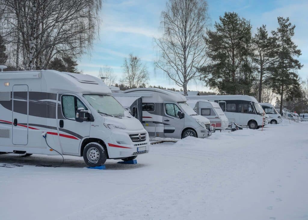 Snöklädd campingplats på First Camp Lugnet Falun