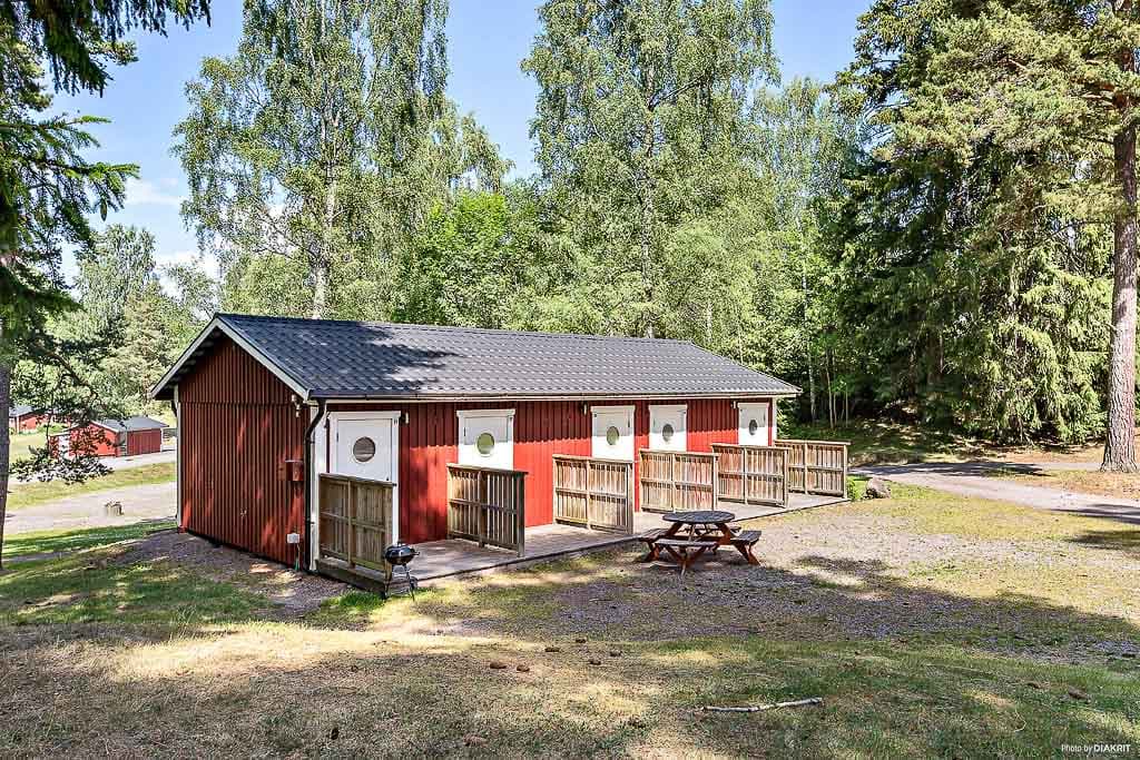 Mysig röd stuga i Kolmården – perfekt boende för en naturnära semester.