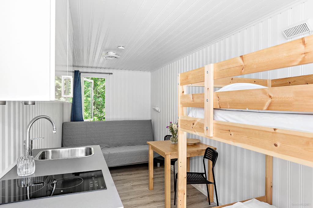 Mysig och röd stuga i Kolmården, en perfekt bas för äventyr i naturen.