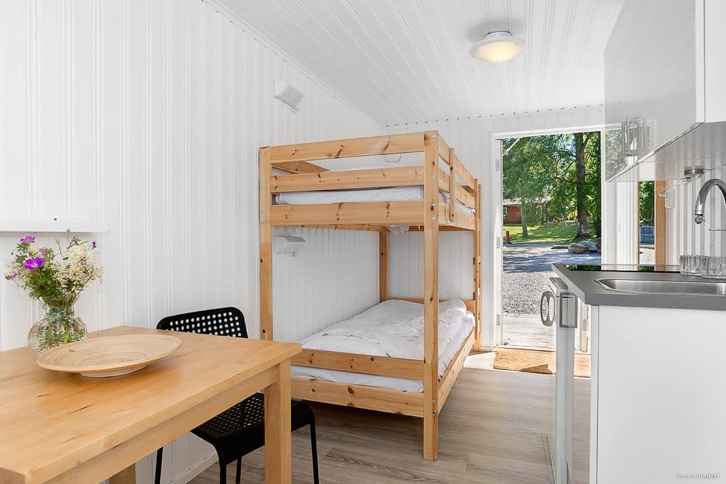Boende i Kolmården – charmig stuga med nära till skog, sjö och sevärdheter.
