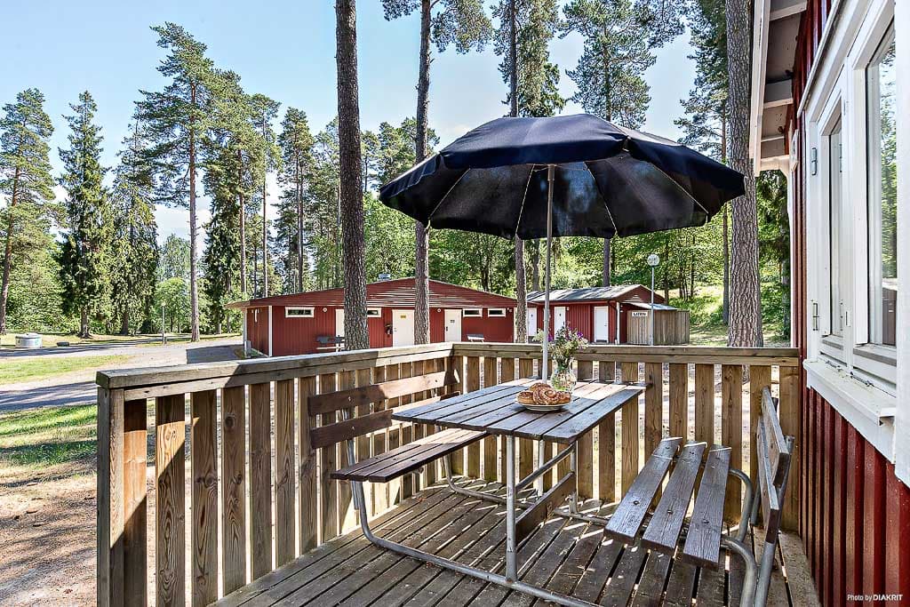 Koppla av på altanen utanför din stuga i kolmården