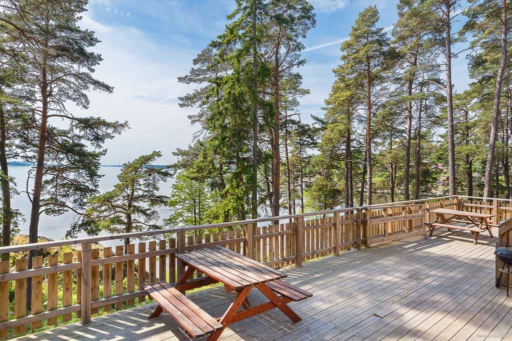 Altan med utsikt på first camp kolmården - norrköping. Här är ett bekvämt boende!