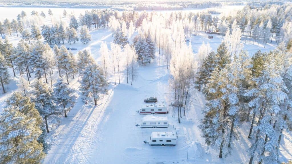 vacker vintervy över campingområdet och husvagnar på arcus - luleå