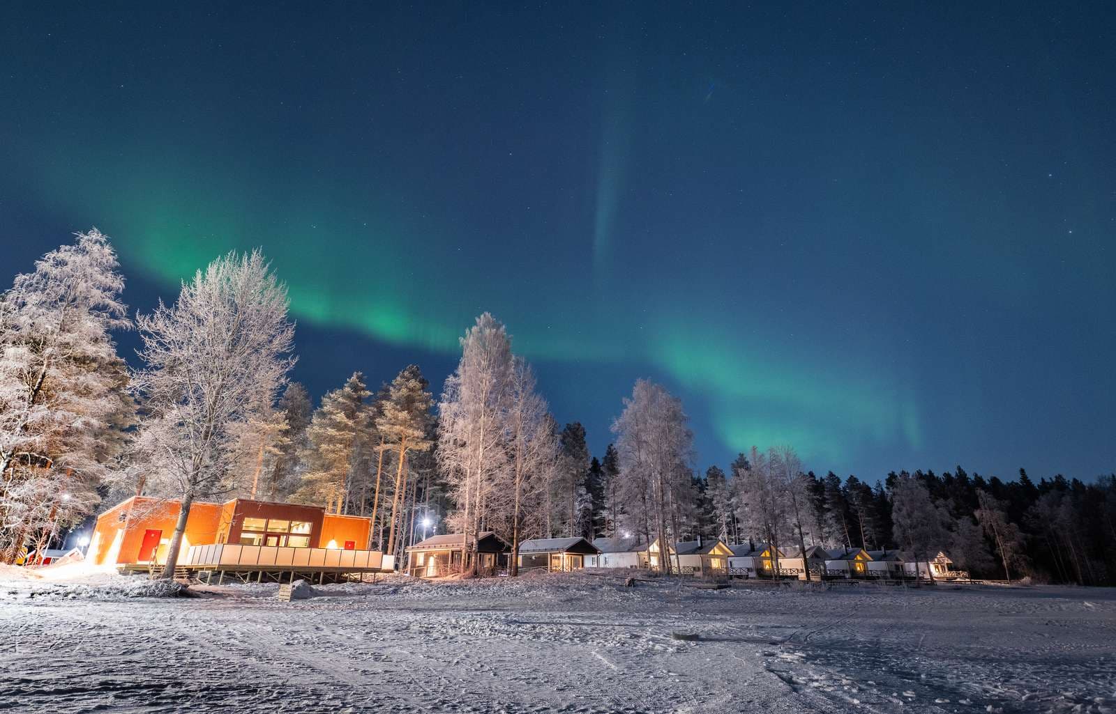 Norrsken över restaurangen på campingområdet arcus - luleå