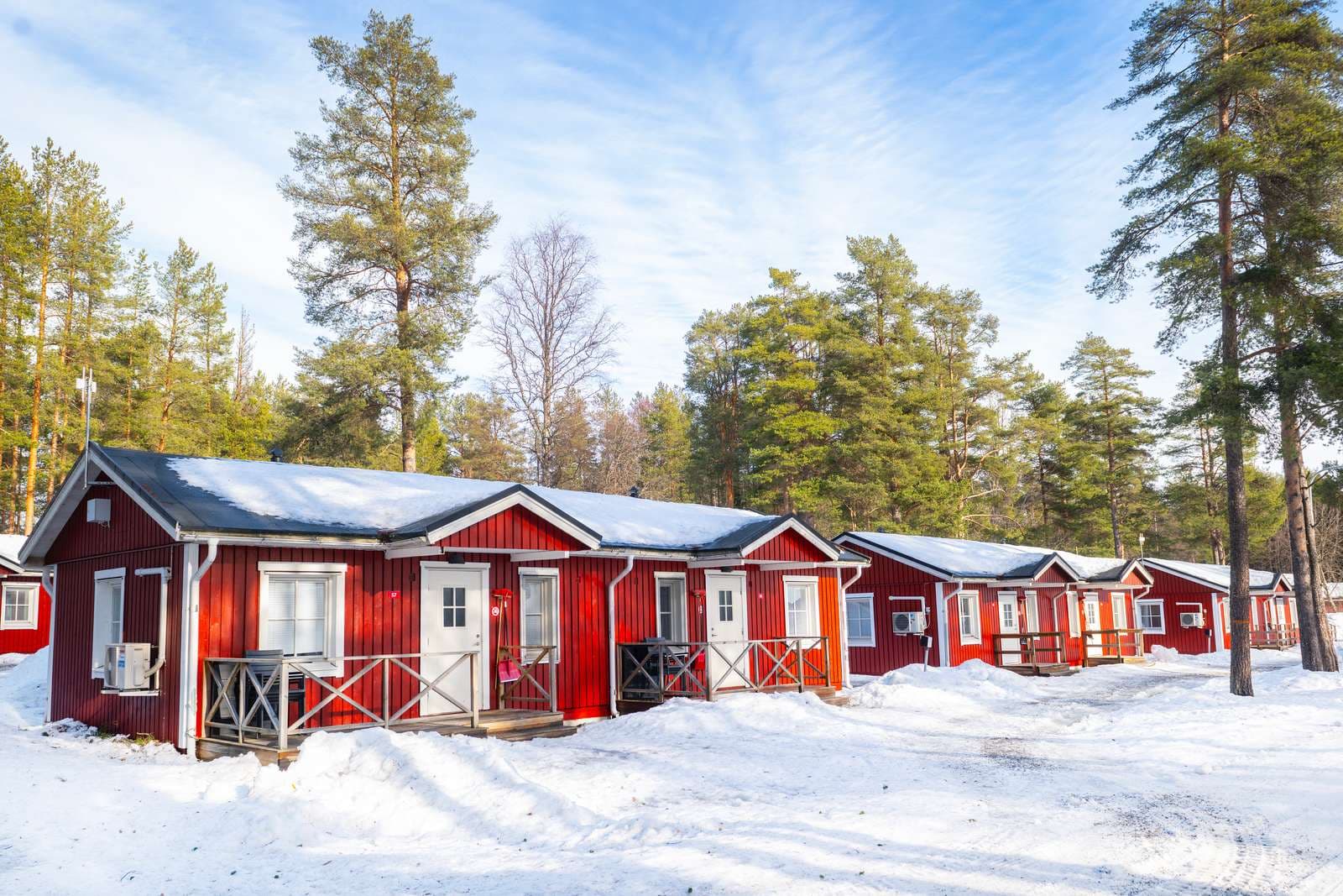 Fin vintervy över stugor på campingen arcus - luleå