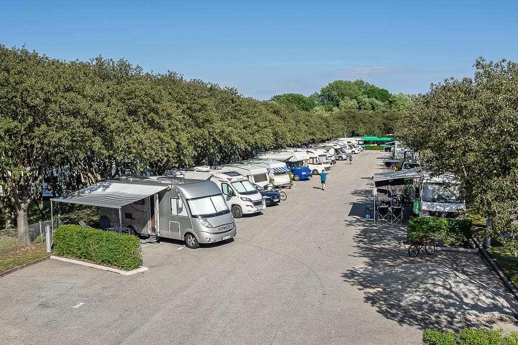 Husbilsplats med el på campingen First Camp Sibbarp i Malmö