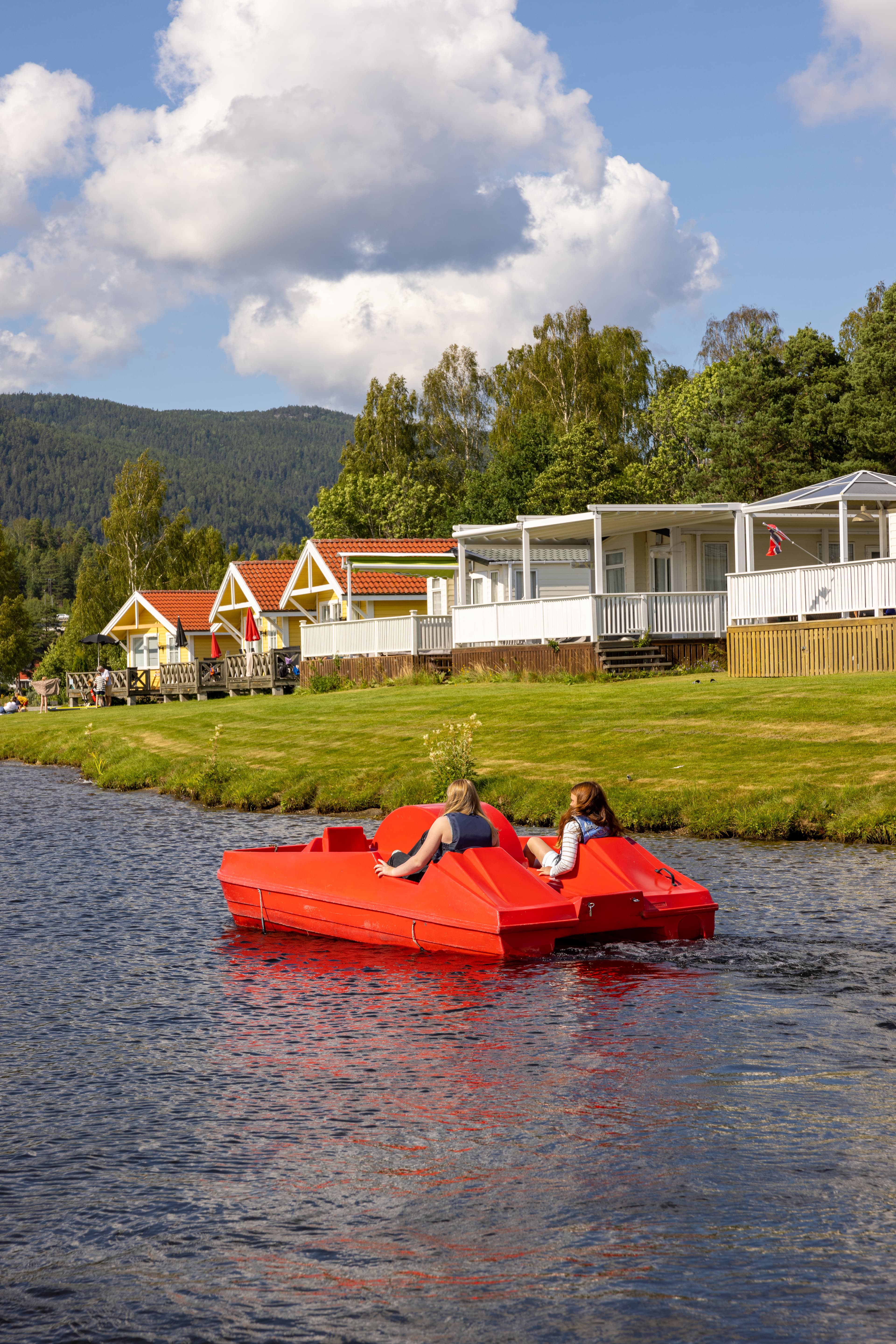 Trampbåt med utsikt på camping i Norge, First Camp Norsjö i Telemark.