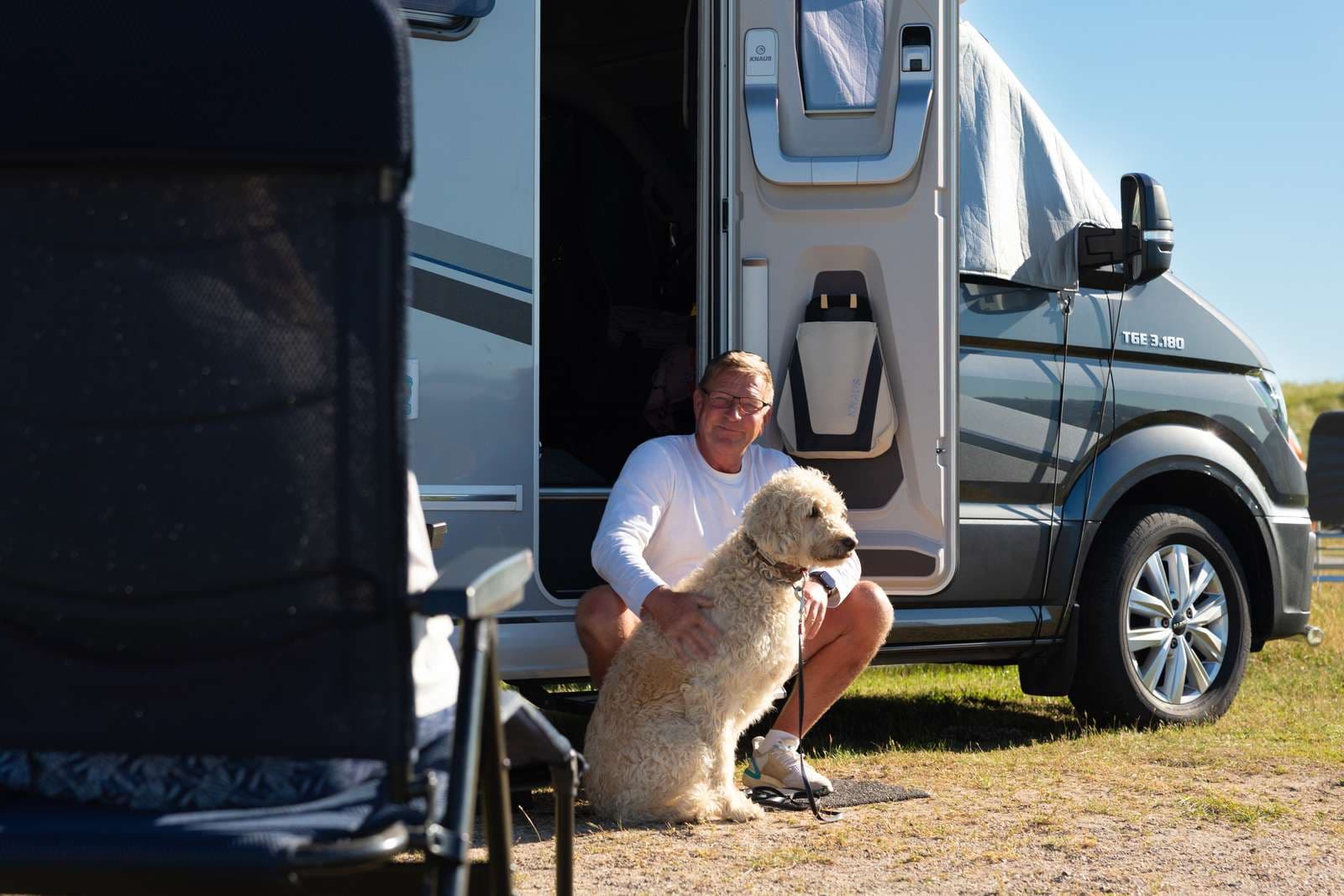 Glade gæster med hund på Lakolk Strand – Rømø camping