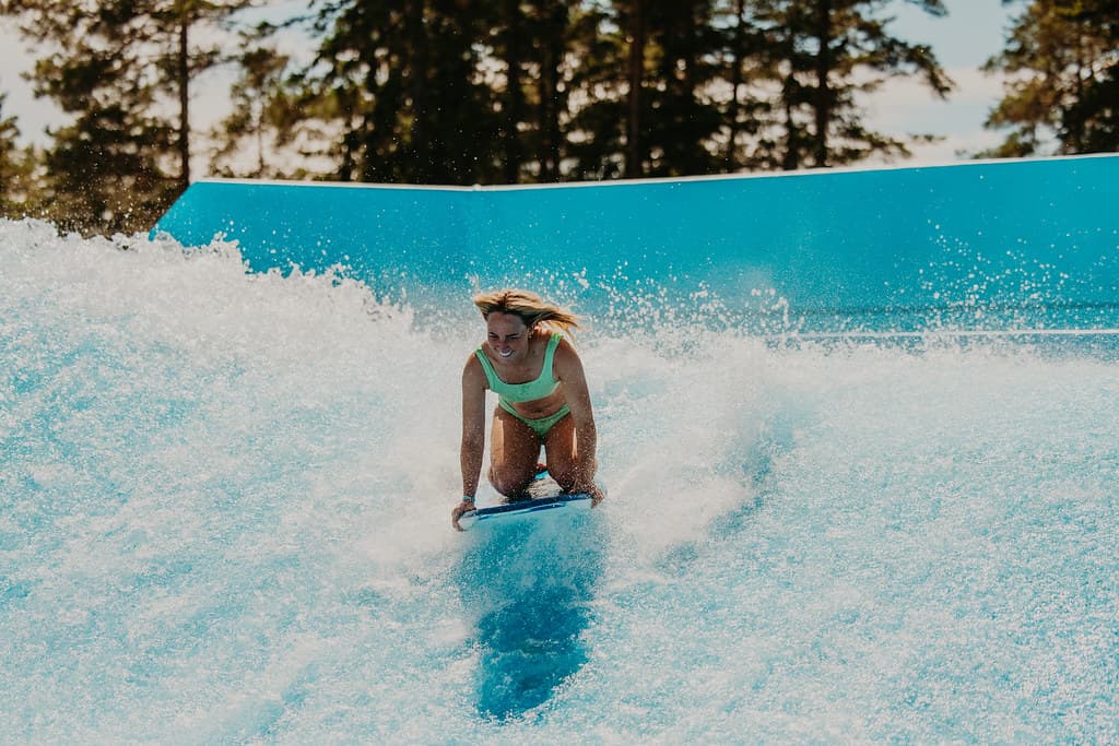 Bö Sommarland - Person på surfbräda