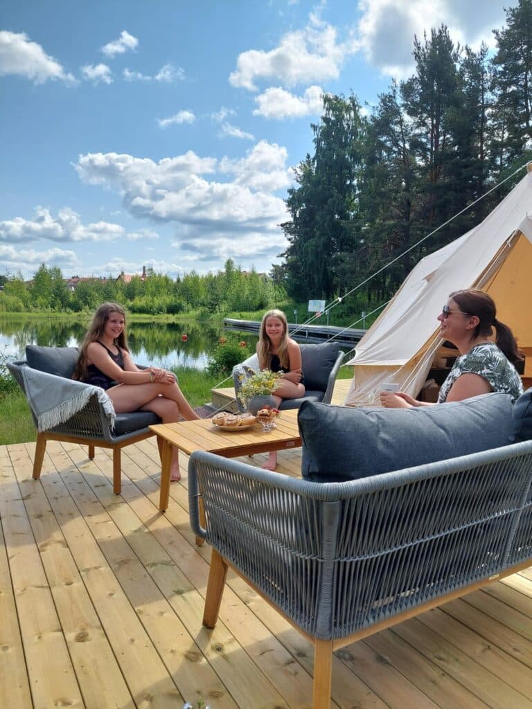 Glamping i Dalarna på First Camp Moraparken. Vackert läge intill strand och natur.
