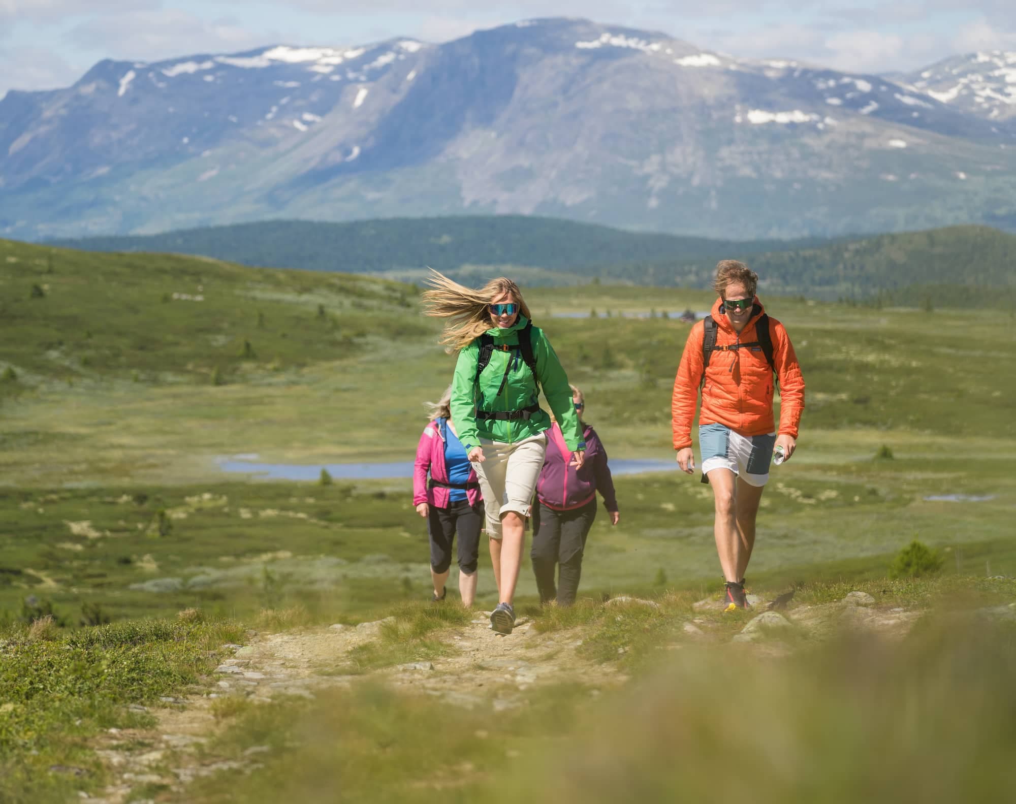 Fjällväg över Valdresflye med vidsträckta vyer och snötäckta toppar