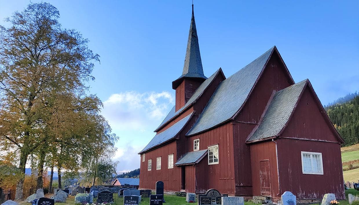 Hegge_stavkirke - Hegge stavkyrka i trä omgiven av natur i Valdres