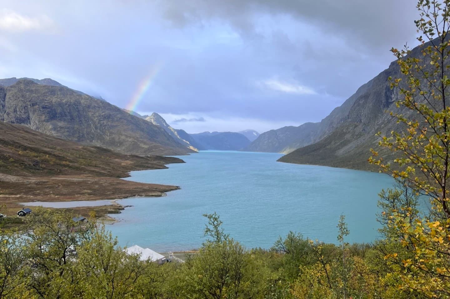 Båt på fjällsjön Bygdin med Jotunheimens fjäll i bakgrunden