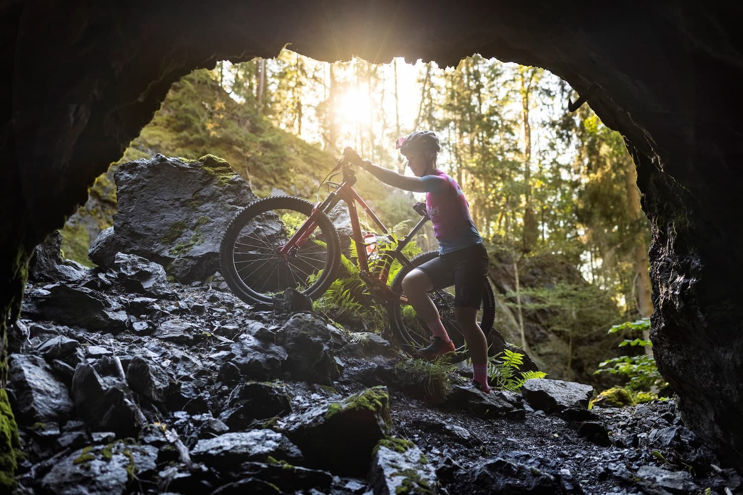 Person med mountainbike i gruvmiljö.