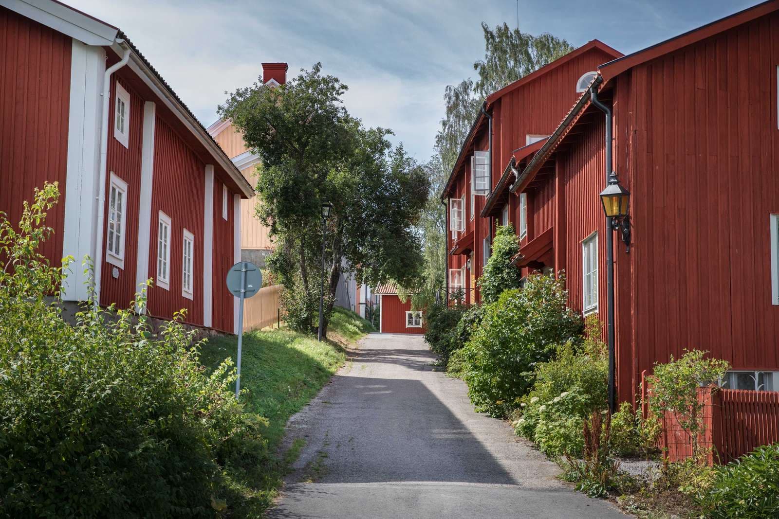 Röda hus i trästaden Nora i närheten av First Camp Ånnaboda.