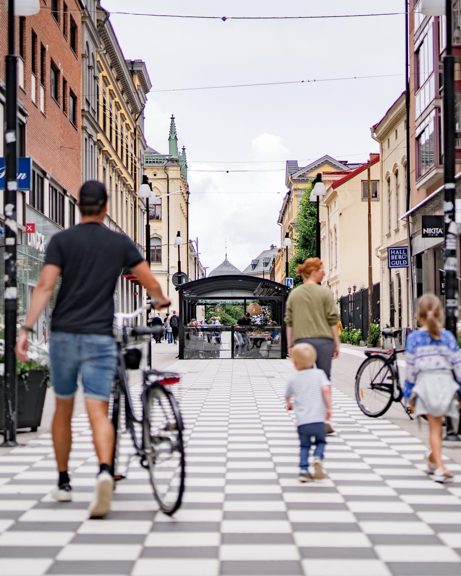 Familj går på shoppinggatan i Örebro i närheten av First Camp Ånnaboda.
