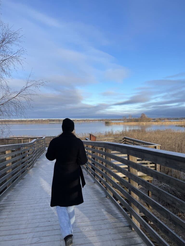 Kvinna går över träbro i Oset i närheten av First Camp Ånnaboda.