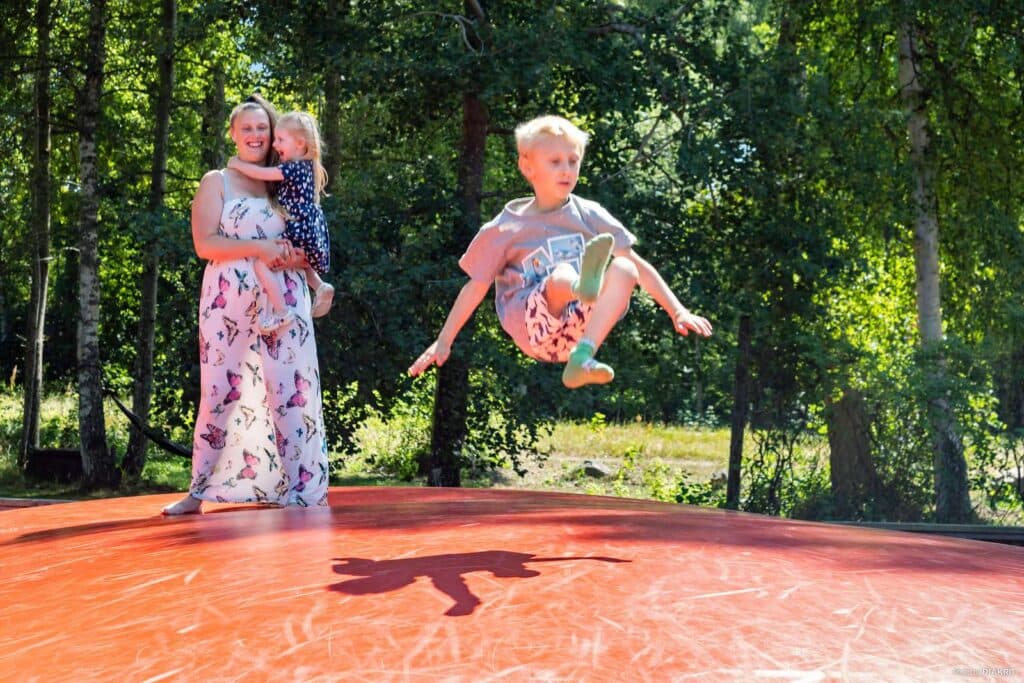 Barn som hoppar hoppkudde på First Camp Torekov - Båstad