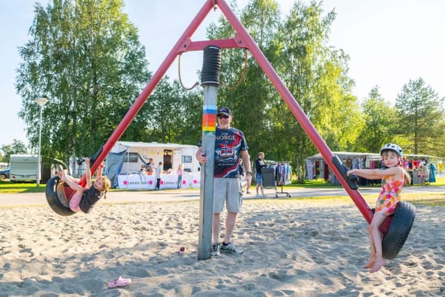 Gungor och lekplats bland träden på Nydala Umeå camping