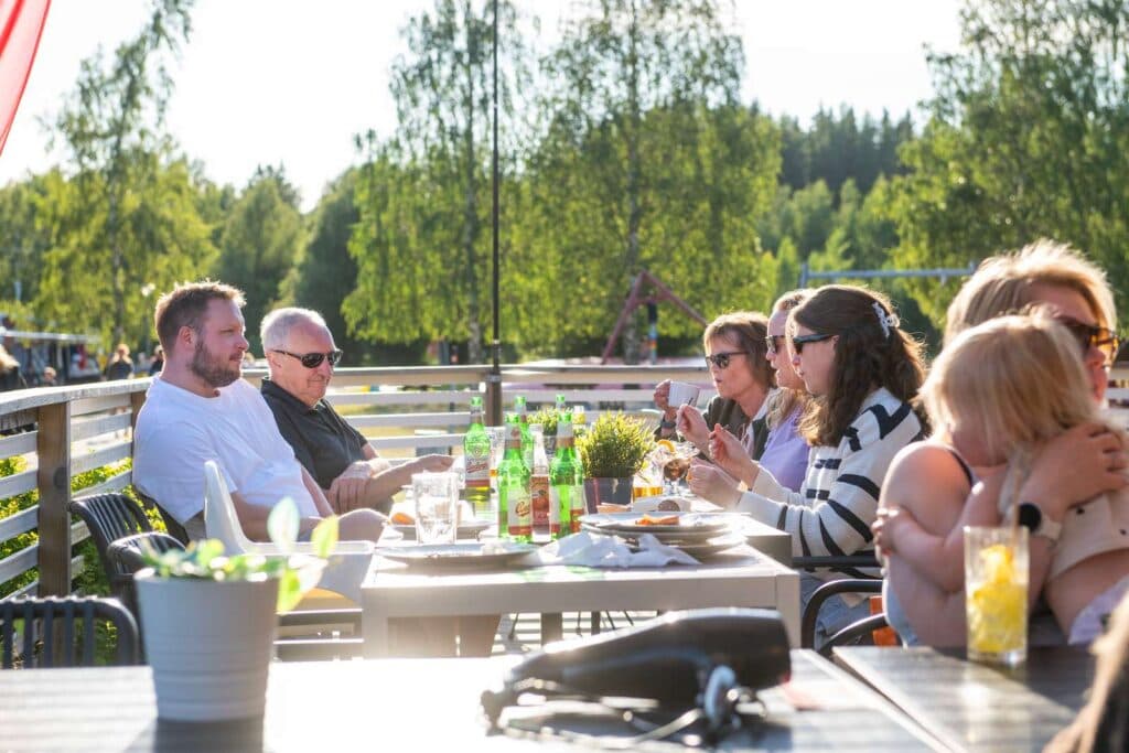 Familj som kopplar av tillsammans på Nydala Umeå camping