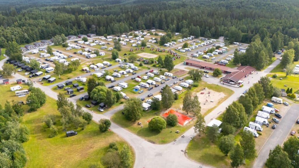 Campingområde med husvagnar sett från ovan på Nydala Umeå camping