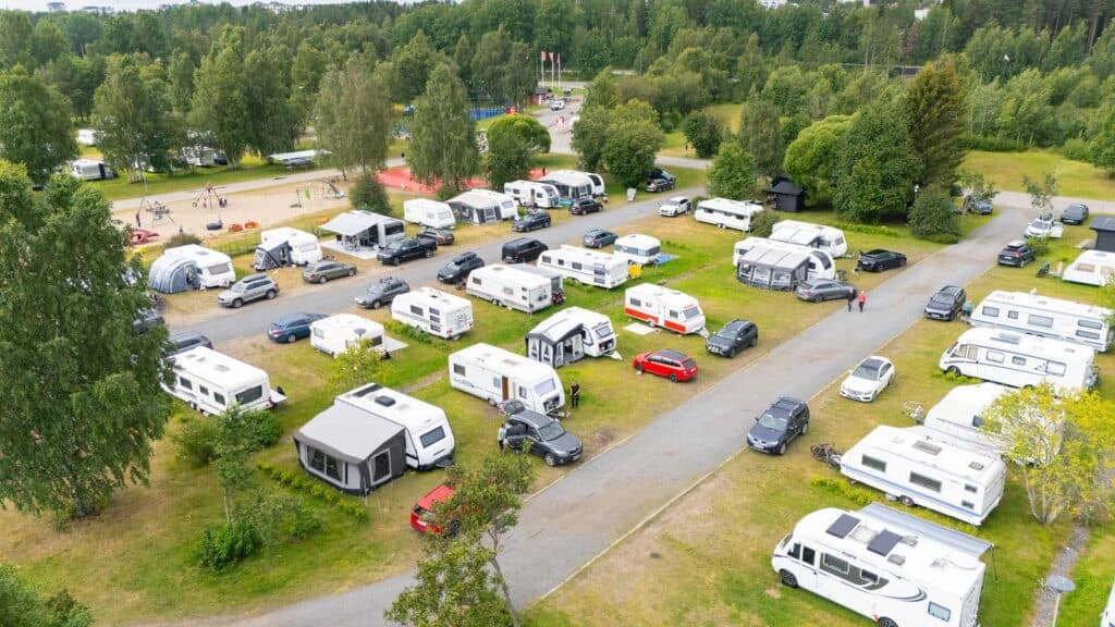 Drönarvy över campingområdet på Nydala Umeå camping
