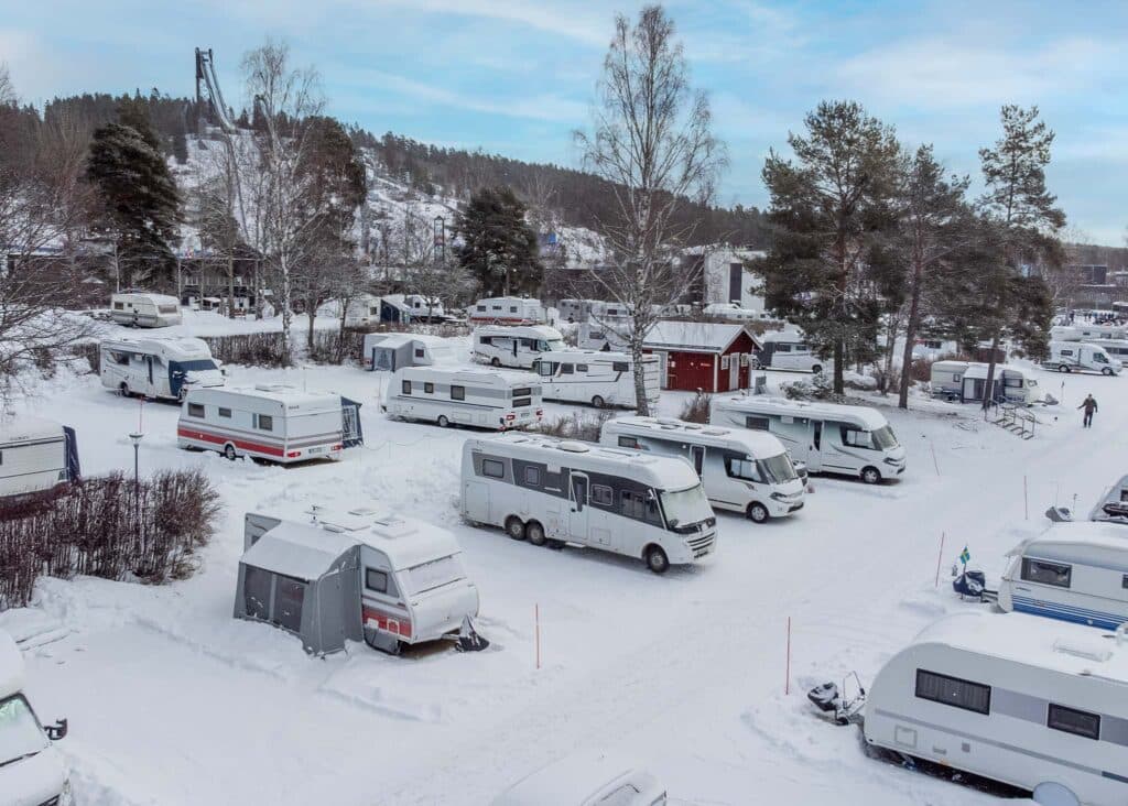 Snöklädd campingplats på First Camp Lugnet Falun