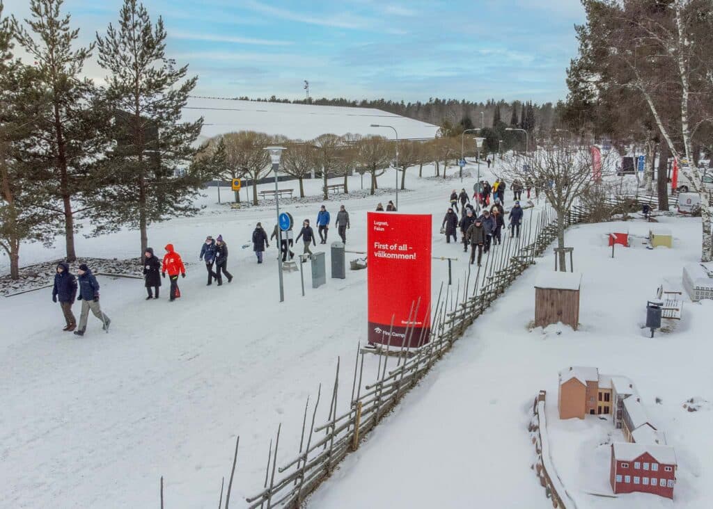Snöklädd campingplats på First Camp Lugnet Falun