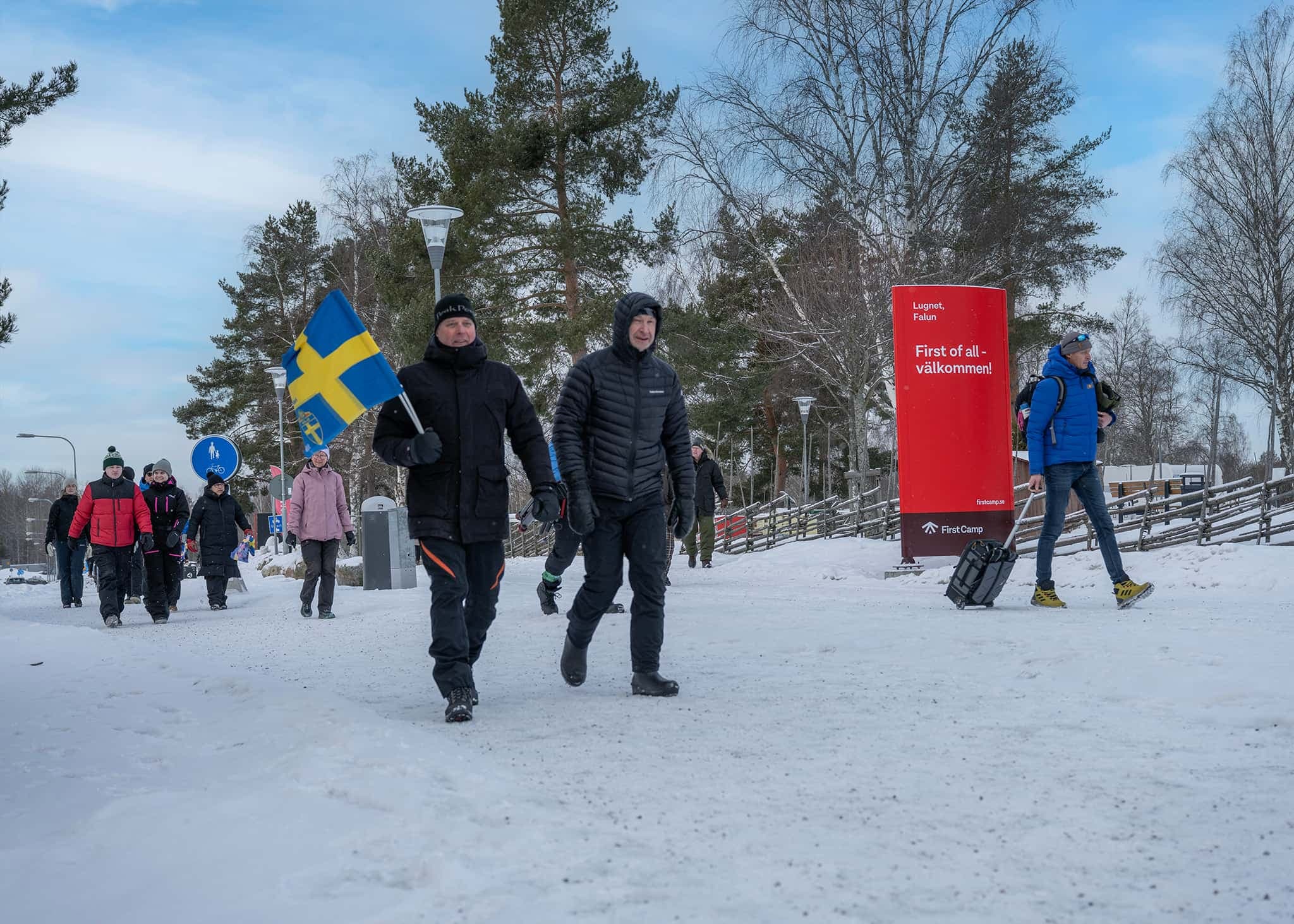 Besökare njuter av vintercamping på First Camp Lugnet Falun