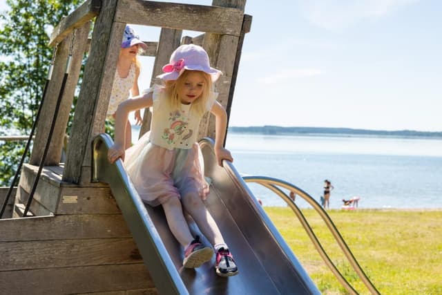 First Camp Kolmården – Norrköping – camping nära djurpark och Bråviken med stugor och naturnära upplevelser.