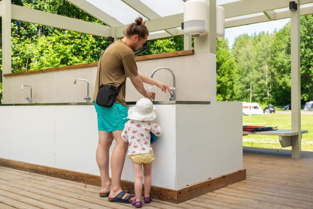 First Camp Kolmården – Norrköping – camping nära djurpark och Bråviken med stugor och naturnära upplevelser.