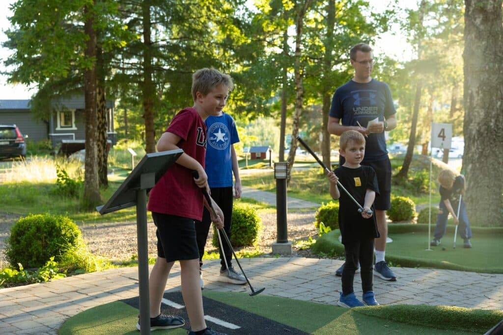 First Camp Kolmården – Norrköping – camping nära djurpark och Bråviken med stugor och naturnära upplevelser.