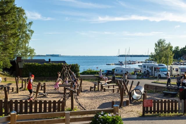 First Camp Kolmården – Norrköping – camping nära djurpark och Bråviken med stugor och naturnära upplevelser.