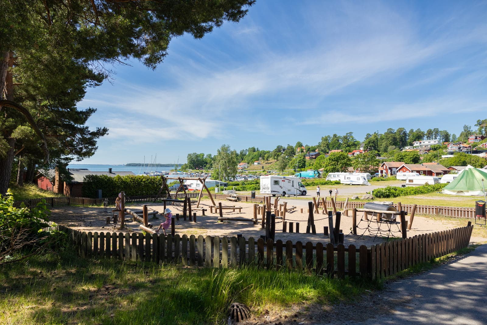 First Camp Kolmården – Norrköping – camping nära djurpark och Bråviken med stugor och naturnära upplevelser.