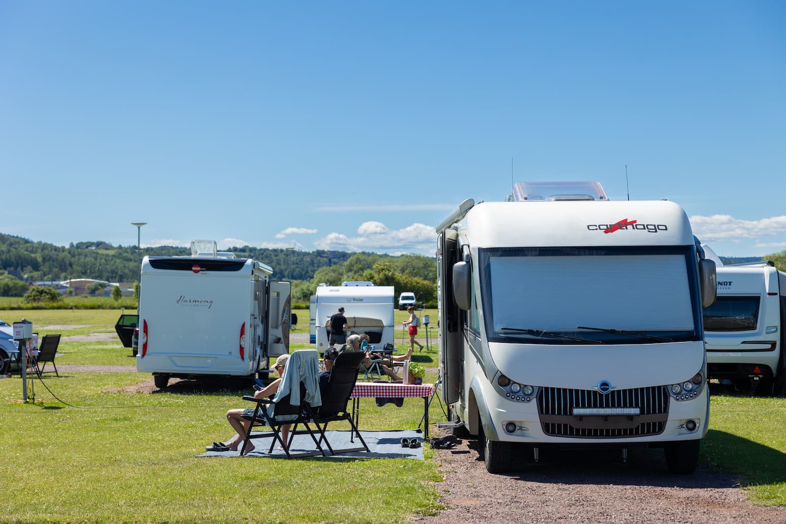 Solig dag på campingen med husbilsplatser på Gränna - Vättern