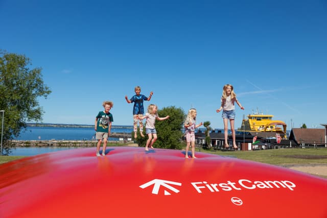 Barn hoppar hoppkudde och leker i Gränna