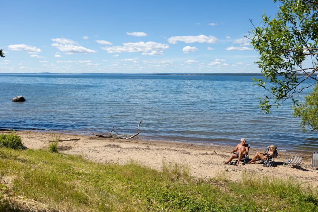 Badplats och strand vid vättern på First Camp Gränna - Vättern