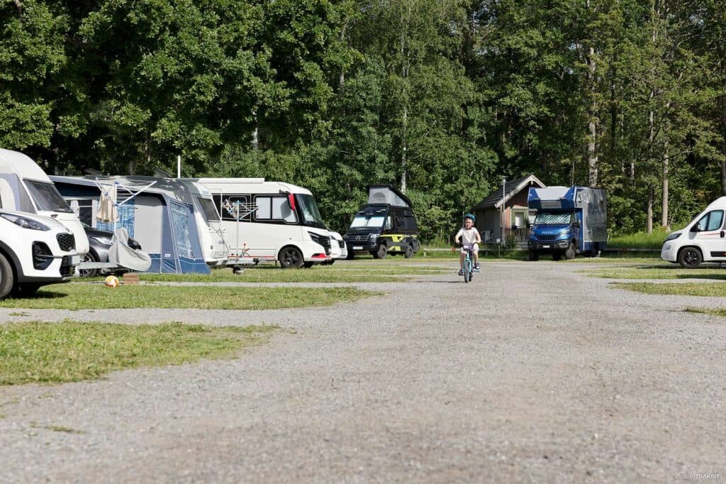 City Stockholm barn som cyklar inne på campingområdet vid husvagnarna och husbilarna