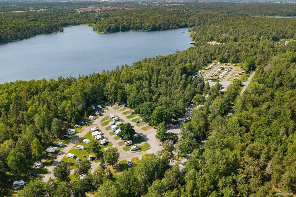 City Stockholm drönarbild över campingen med natur, hav och husvagnar
