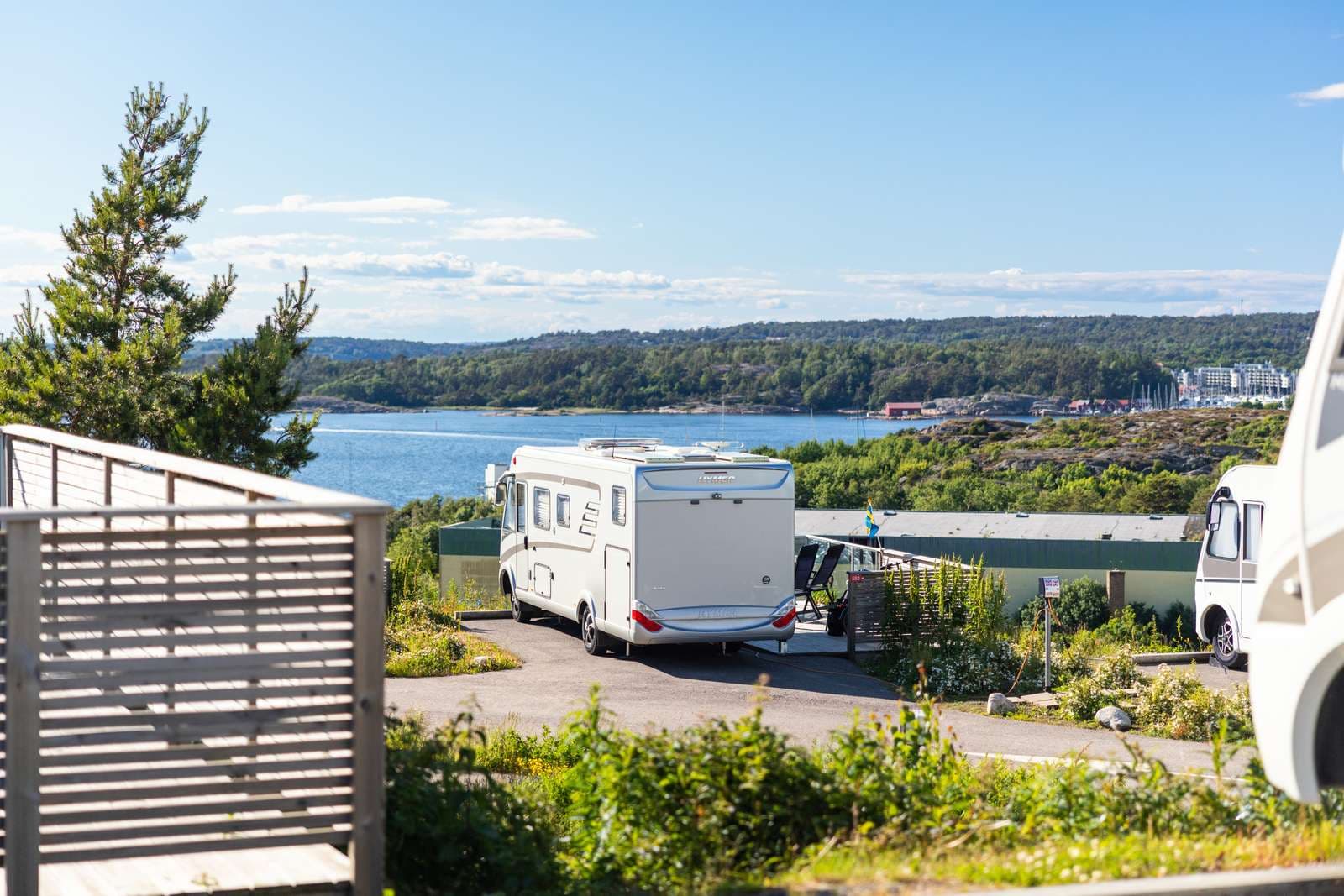 Husbilsplats med utsikt över havet på campingen City Strömstad