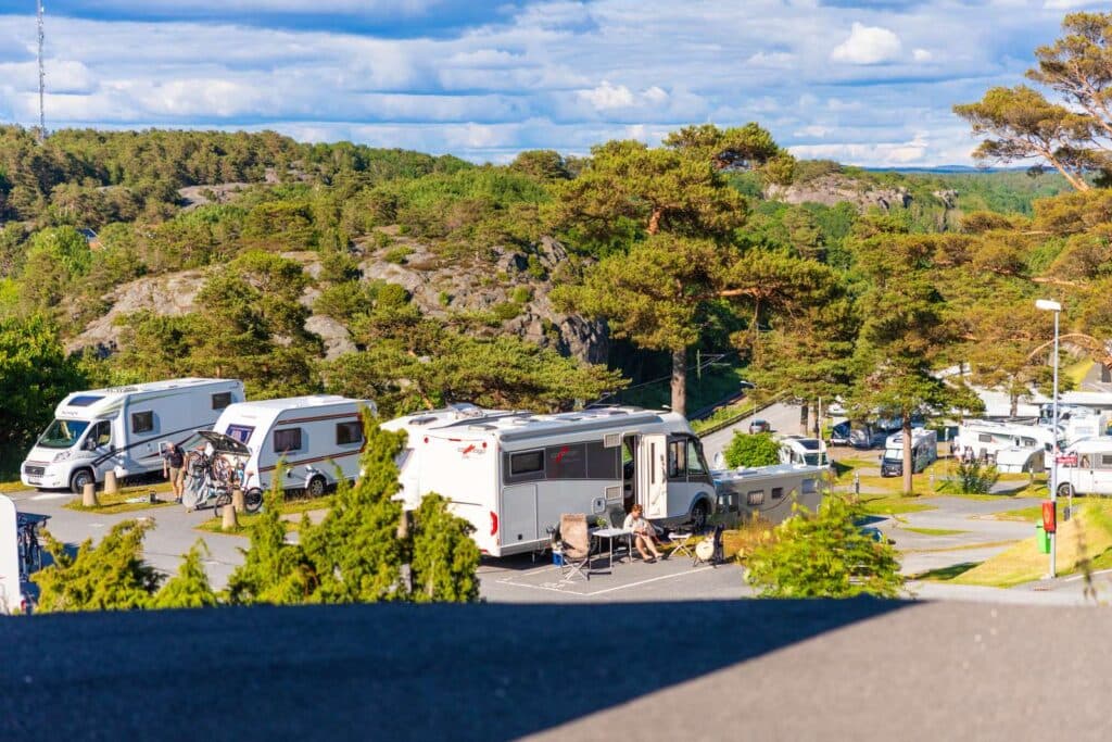 Vy över campingområdet på City Strömstad med naturen intill