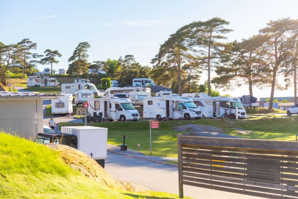 Överblick över campingområdet med husbilar på City Strömstad