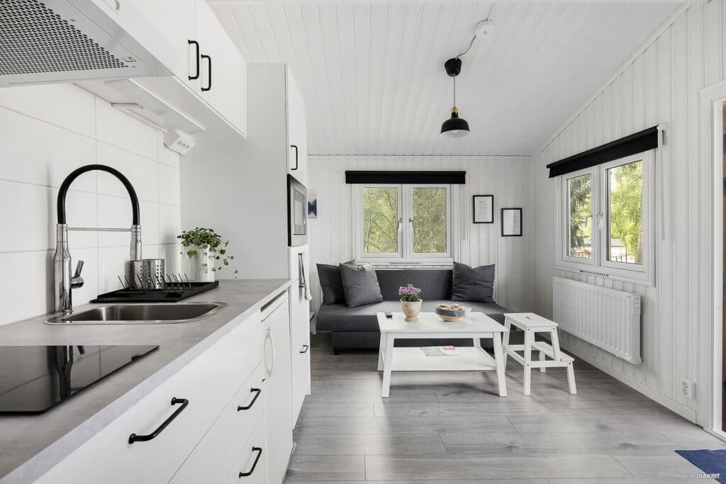 Köket i Trollhöjdstuga, ett mysigt boende i kolmården