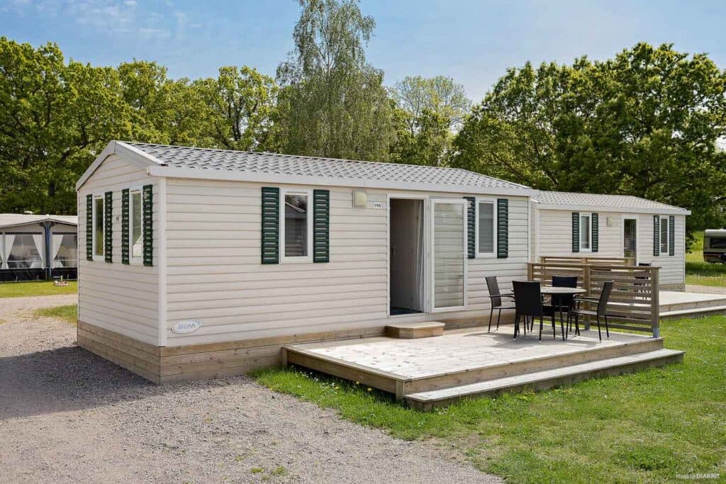 Bo i en stuga på Öland med solig altan och grönska runtom