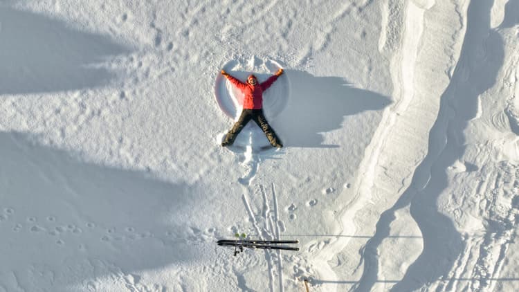 Vinter med snøengel och skidor Bø - Telemark